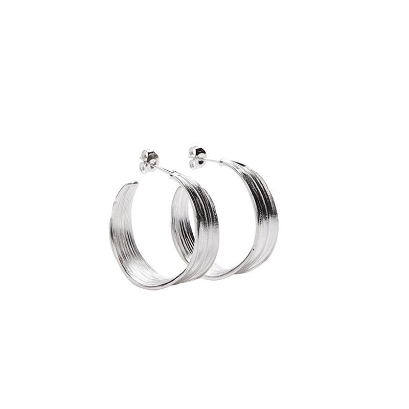 Olive øreringe i forsølvet messing, 30 mm hoops fra Pico Copenhagen.